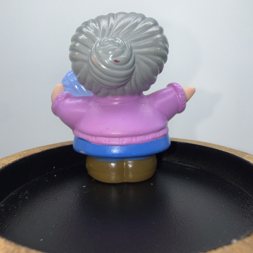 Fisher Price Little People Grandma Grandmother Granny Yarn Knitting Crochet Nana - Picture 4 of 6